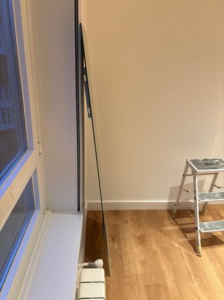 Espejo de cuerpo entero gris para colgar en pared.