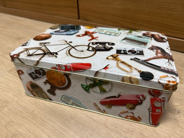 Lata metálica decorada