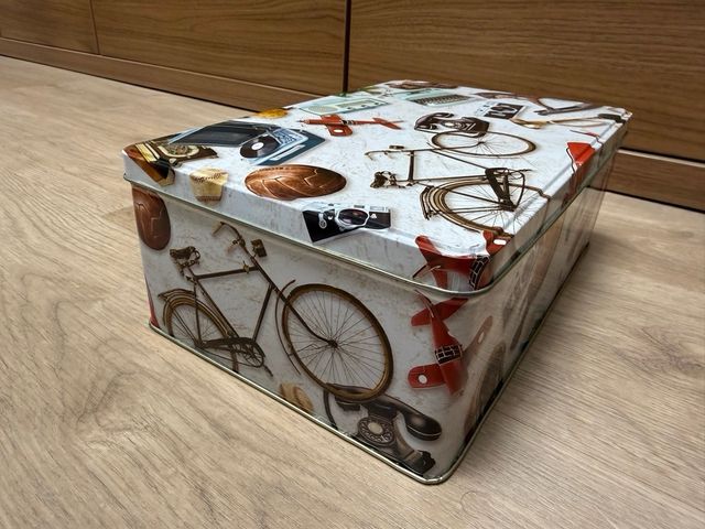 Lata metálica decorada