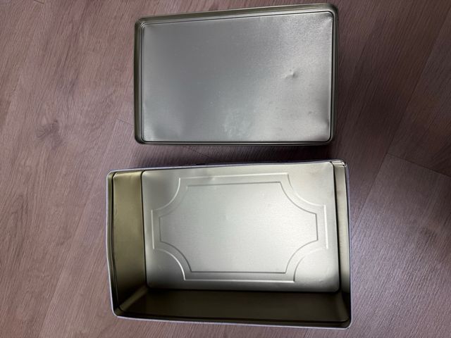 Lata metálica decorada