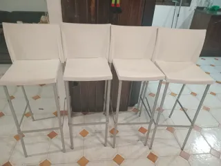 Bancos altos blancos y grises