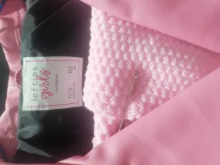 Cazadora niña rosa chicle. Regalo calentadores.