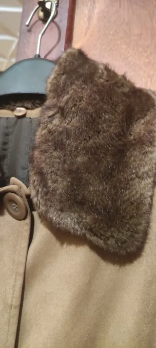 Abrigo largo beige con cuello y puños de pelo