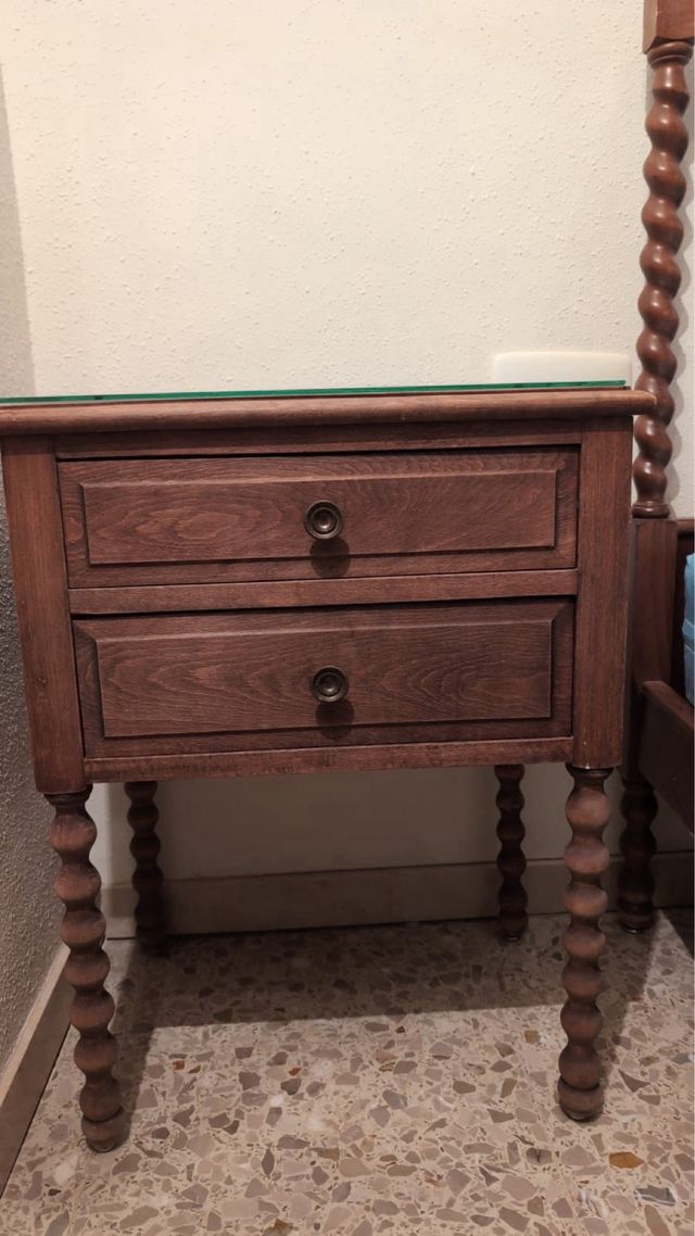 Mesita de noche de madera . 36x50x65