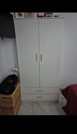 Armario blanco con detalles en mimbre