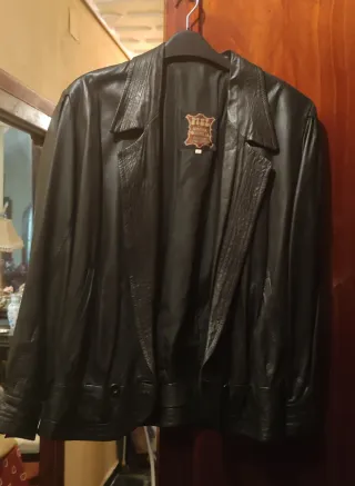 Cazadora de cuero mujer negra