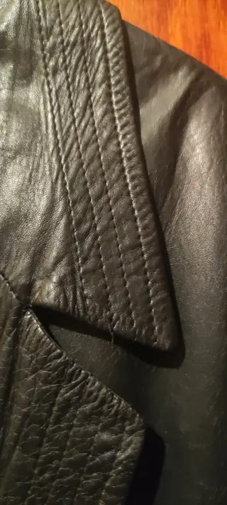 Cazadora de cuero mujer negra