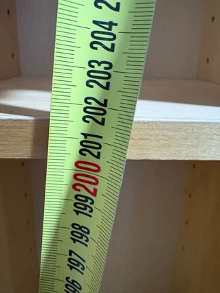 Estantería de madera estrecha