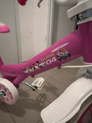 Bicicleta niña rosa con ruedines