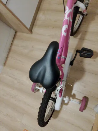 Bicicleta infantil rosa con ruedines