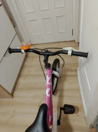 Bicicleta infantil rosa con ruedines