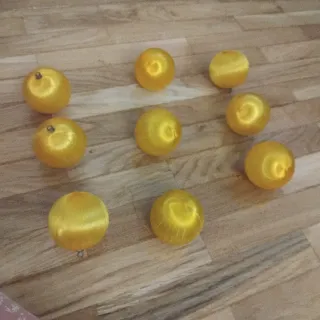 Bolas de hilo doradas para Navidad