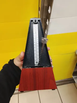 Metrónomo de madera y metal