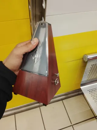 Metrónomo de madera y metal