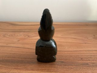 Figura de piedra verde tallada