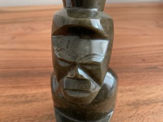 Figura de piedra verde tallada