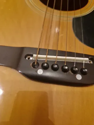 Guitarra Acústica Royal Le falta un pasador