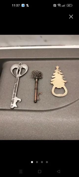 Tre apribottiglie da collezione.