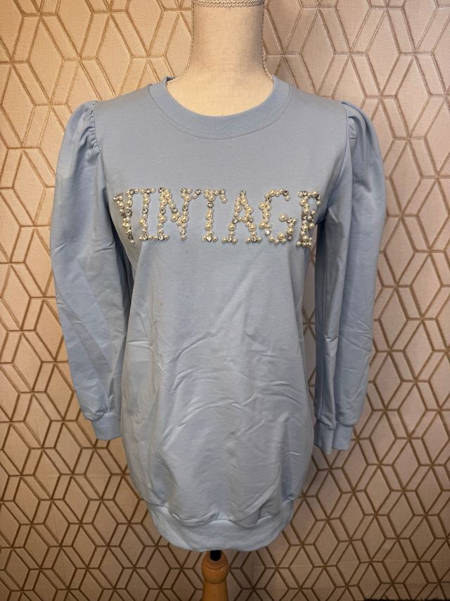 Sudadera azul con letras pedrería