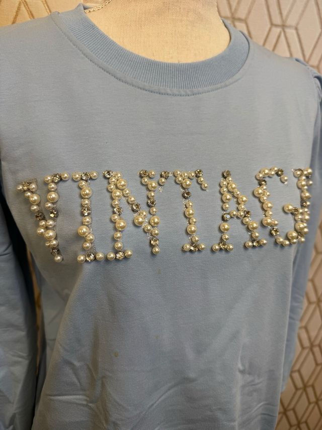 Sudadera azul con letras pedrería