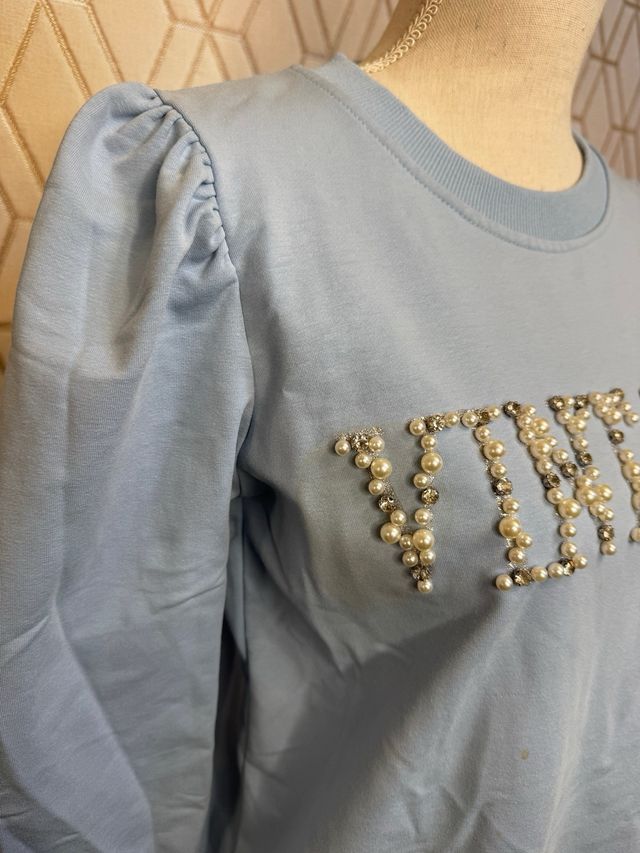 Sudadera azul con letras pedrería