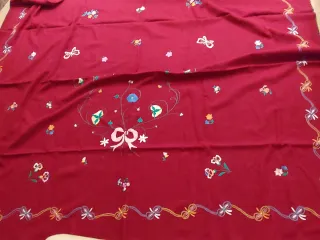 Coperta con ricami floreali e fiocchi