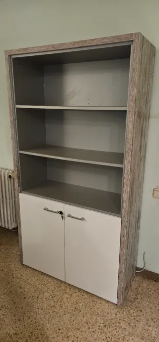 Mueble de oficina marrón y blanco