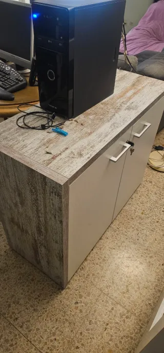 Mueble de oficina marrón y blanco