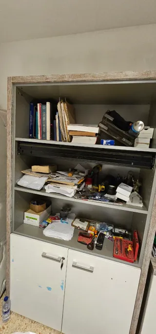 Mueble de oficina marrón y blanco