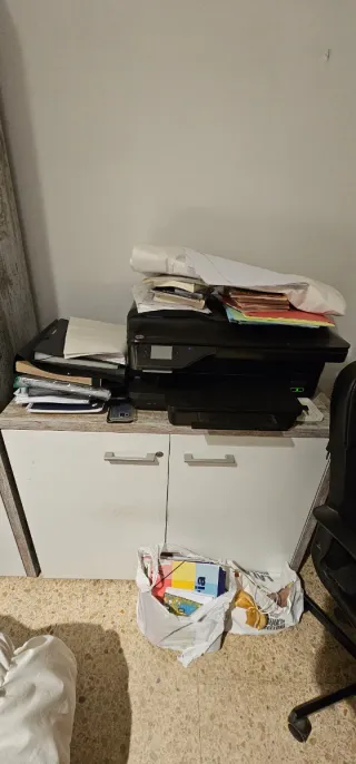 Mueble de oficina marrón y blanco