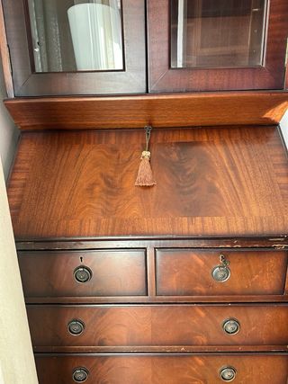 Mueble de madera con vitrina y cajones