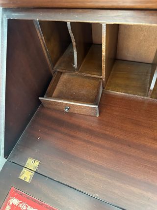 Mueble de madera con vitrina y cajones