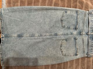 Falda vaquera midi con cinturón Talla M