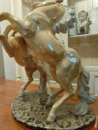 Statua cavalli in ceramica