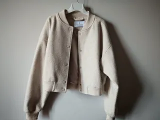 Cazadora bomber blanco roto