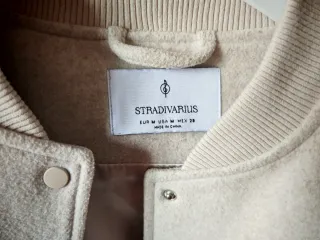 Cazadora bomber blanco roto