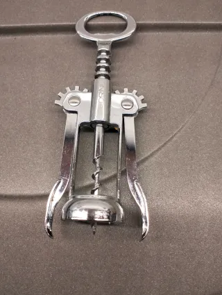 Cavatappi/apribottiglie Pedrini in metallo.