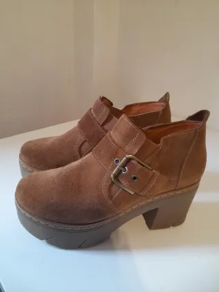 Botas de ante marrones con hebilla