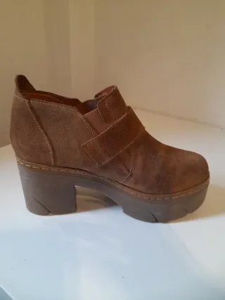 Botas de ante marrones con hebilla