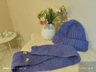 Cappello e scaldacollo viola in lana