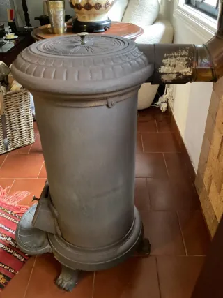 Estufa de metal negro y dorado