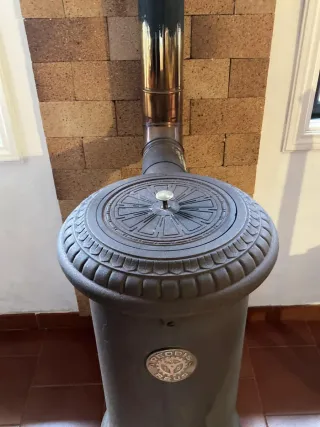 Estufa de metal negro y dorado