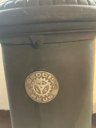 Estufa de metal negro y dorado