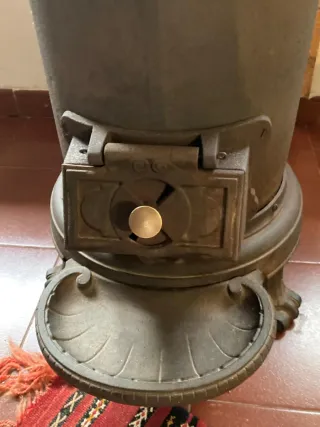 Estufa de metal negro y dorado