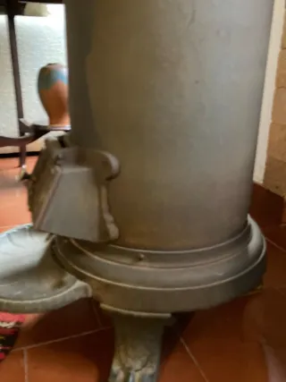 Estufa de metal negro y dorado