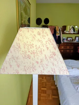 Lámpara de pie de madera lacada en blanco