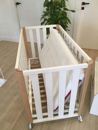 Cuna de madera blanca y detalles en madera