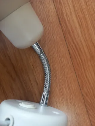 Aplique de pared plateado y blanco