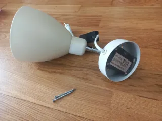 Aplique de pared plateado y blanco