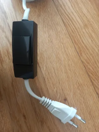 Aplique de pared plateado y blanco